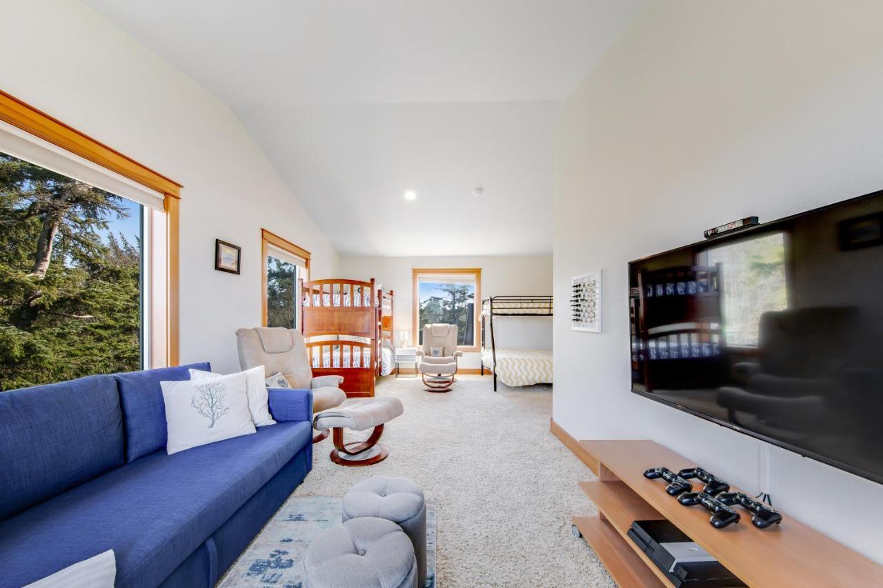 Blue Wave Heights Villa ลินคอล์น ซิตี้ ภายนอก รูปภาพ