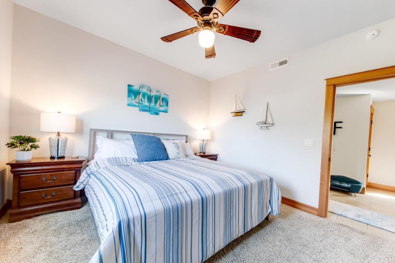 Blue Wave Heights Villa ลินคอล์น ซิตี้ ภายนอก รูปภาพ
